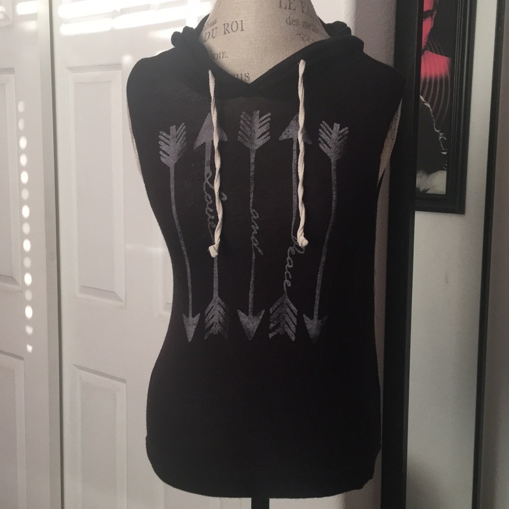 Sleeveless hooded top